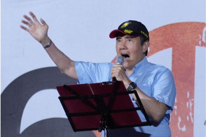 前總統馬英九24日晚間現身凱達格蘭大道，出席由國民黨舉辦的「不同意罷免」選前之夜造勢大會。圖/記者梁鴻欣攝