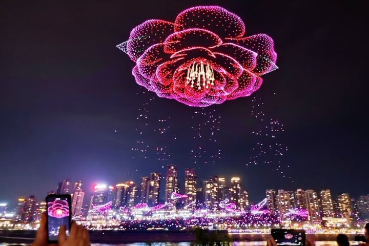 重慶11787架無人機組成巴渝文化抬頭可見。圖/取自清清呦呦呦微博