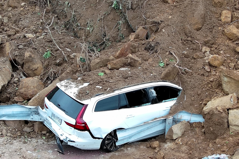 基隆發生土石流，一輛白色Volvo V60 B4遭大量土石掩埋，被挖出後竟然功能正常，且還能開進保養廠維修。圖/中央社