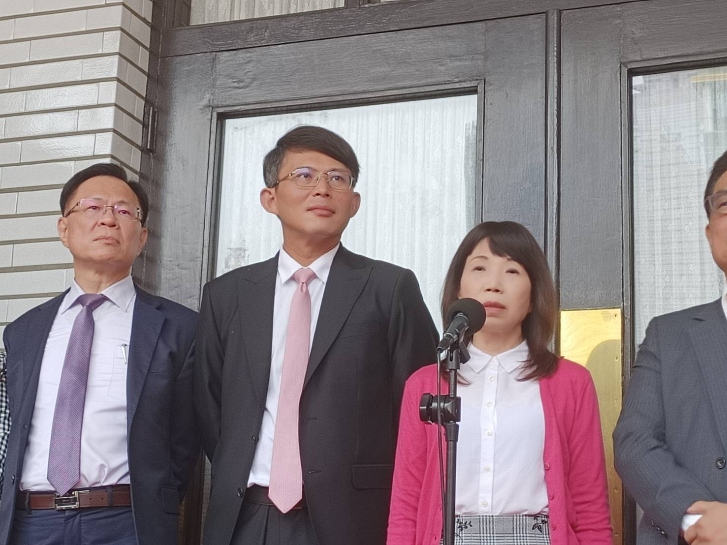 民眾黨團8日在立法院議場前召開記者會，黨團幹事長陳昭姿(右)指出，7日行政院長卓榮泰召開的會議中，所謂赴美交涉機密資料，大概就是「人選、時間、內容不是我們能決定」。圖/記者簡立欣攝