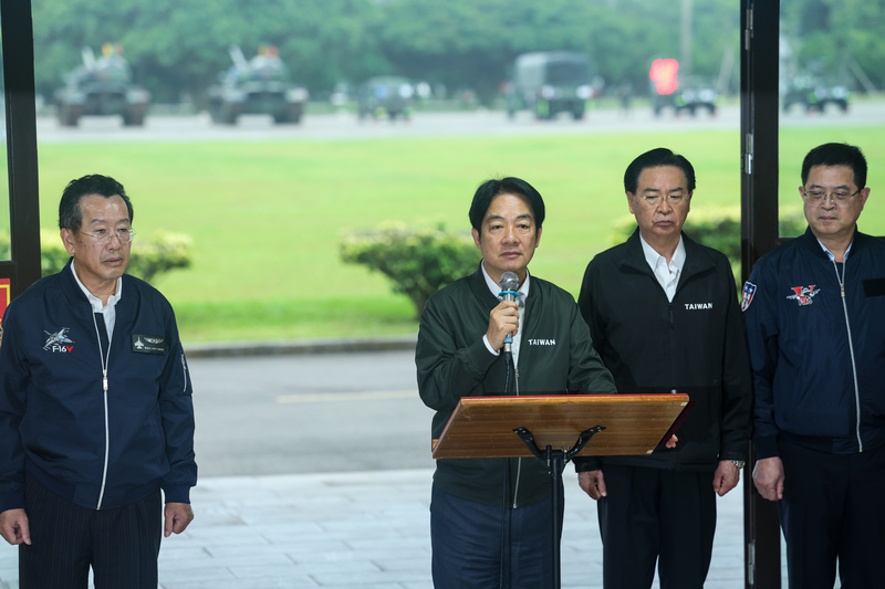 總統賴清德（右3）23日下午在國防部長顧立雄（左1）、國安會秘書長吳釗燮（右2）等陪同下，前往桃園市龜山區視察海軍陸戰隊66旅。圖/中央社