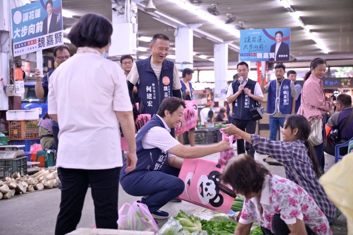 魏嘉賢表示,市場每天面對的問題,不能靠政坐在辦公室裡想像,必須走進現場,了解農產品如何進場、攤商如何做生意,只以及消費者真正需要什麼。圖/魏嘉賢辦公室提供
