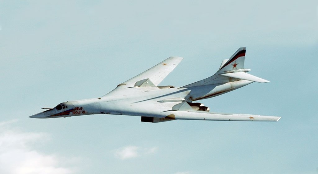 圖-160就是一款極具威懾力的戰略轟炸機,北約代號「海盜旗」,因機身全體為白色塗裝,飛行動作如同一隻白天鵝,又被冠以「白天鵝」的外號。 圖/取自新華社