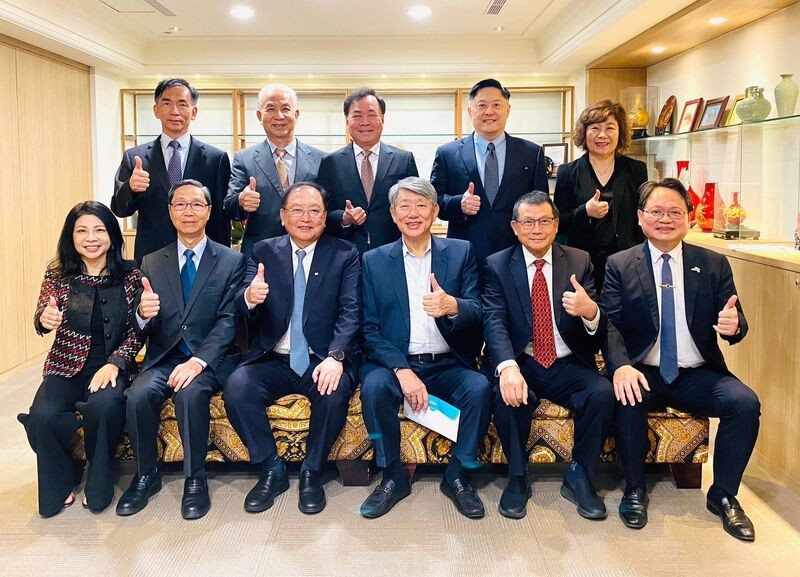 準經濟部長郭智輝（前右3）近期勤於拜會，15日前往立院拜會經濟委員會提到能源政策將有變化。圖為郭先前拜會中小企業總會。圖/中央社