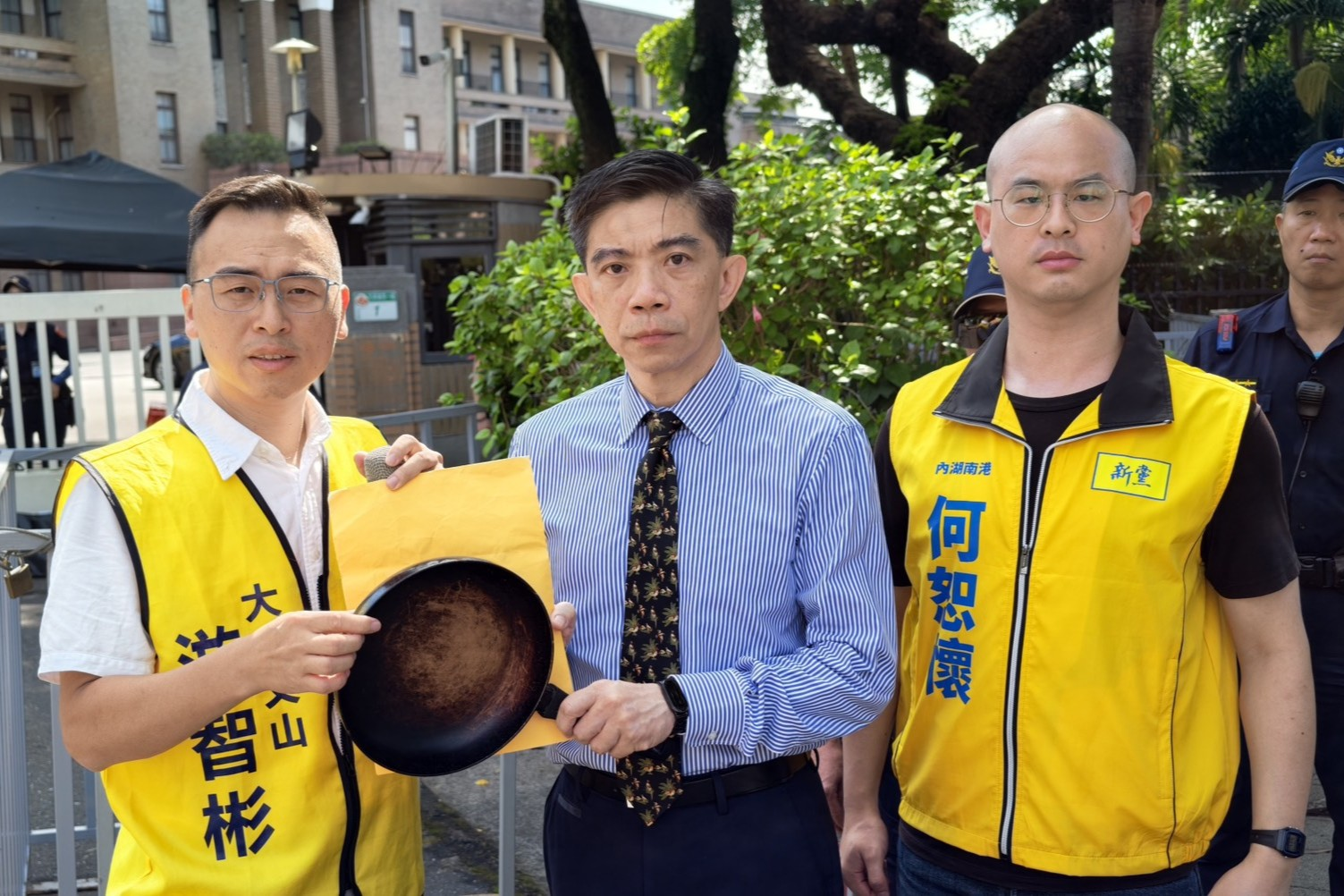 【毒油風暴】賴政府蓋牌甩鍋還批搶快！新黨赴政院送雞排嗆卓榮泰下台