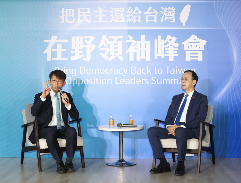 國民黨與民眾黨22日在台北舉行「把民主還給台灣：在野領袖峰會」，國民黨主席朱立倫（右）、民眾黨主席黃國昌（左）出席商討美國關稅、國會改革、司法改革、罷免情勢等國家面臨挑戰議題。圖/中央社