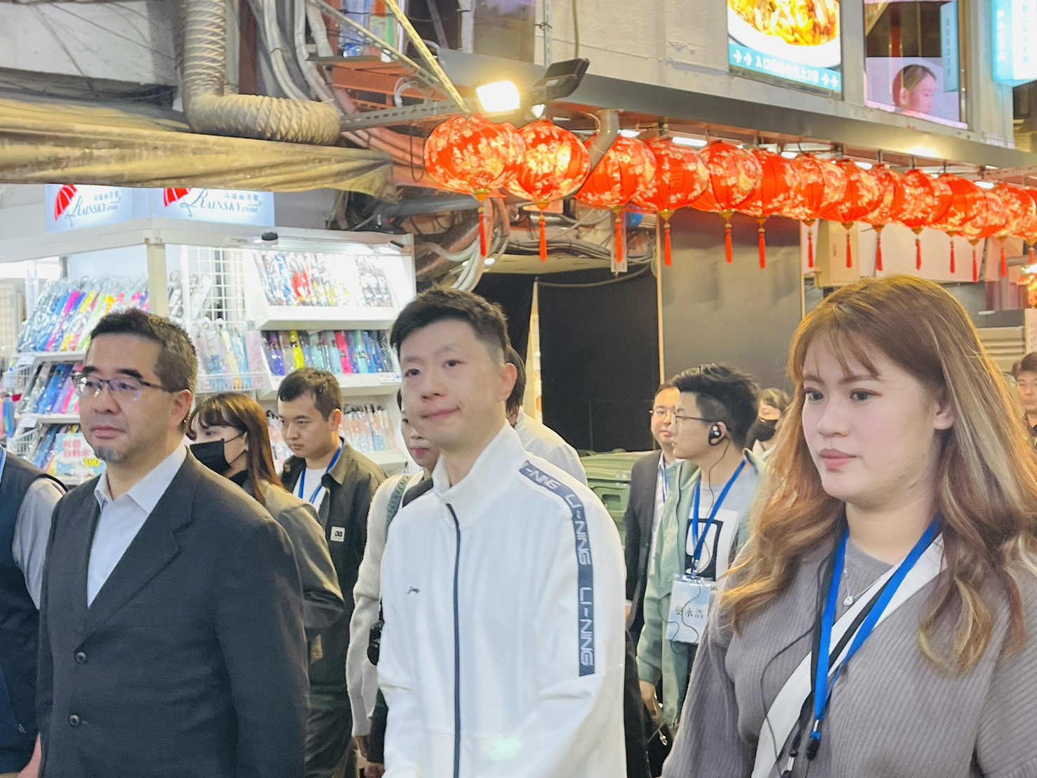 馬龍昨晚逛完夜市後，快閃西門町吃滷味跟鹽酥雞。圖/高陸攝