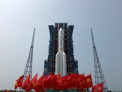 4月27日，嫦娥六號探測器和長征五號遙八運載火箭器箭組合體垂直轉運至發射區。圖/取自新華社