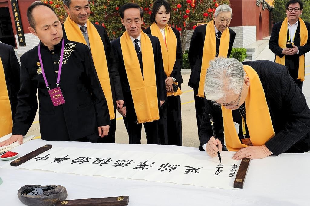 國民黨副主席夏立言(右)31日參加乙巳年黃帝故里拜祖大典並落款。圖/取自兩岸頭條粉專