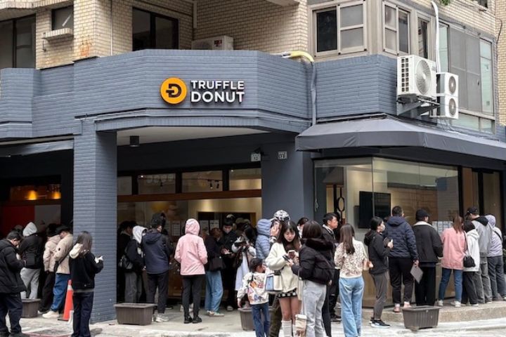 日生甜甜圈插旗高雄　「代排隊」價碼一顆喊至500元