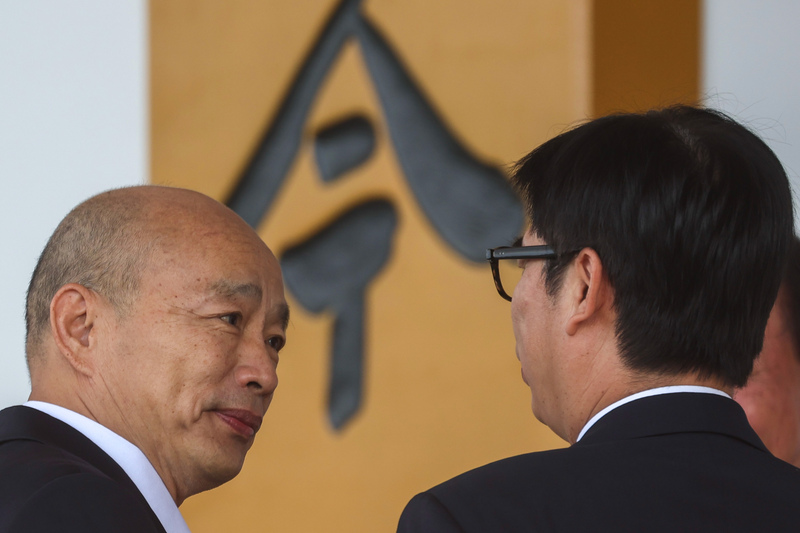陸軍官校16日舉行「黃埔建校100週年校慶活動」，立法院長韓國瑜（左）、高雄市長陳其邁（右）出席。圖/中央社