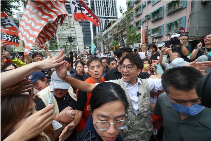 僑務會議成輔選大會？被爆「洋流」飄帶入場　法僑委提兩國論：不應用兩岸