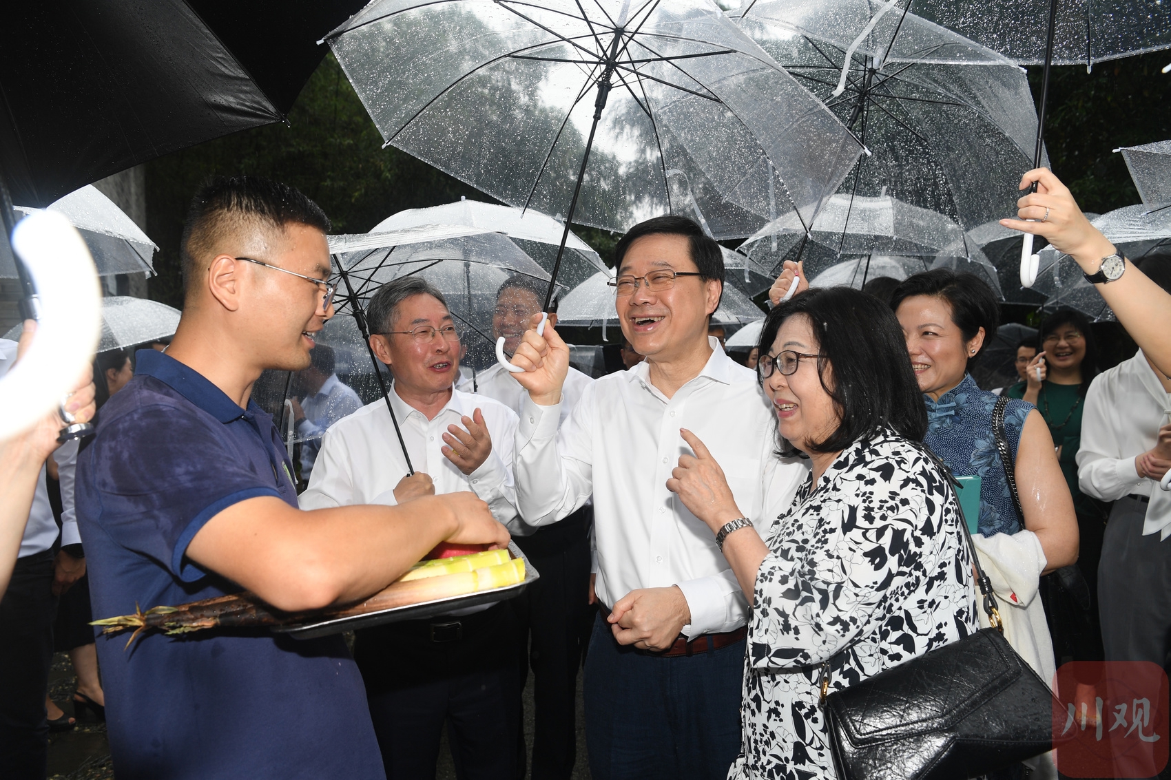 工作人員向李家超（前排右二）一行介紹投餵貓熊的食物。圖/取自四川在線