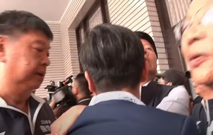 民進黨立委與國民黨立委在議場門口爆發嚴重肢體衝突。圖/林睿康攝