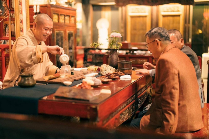 柯文哲趕赴桃園禪寺祭祀父親！與舊識本藏法師見面擁抱