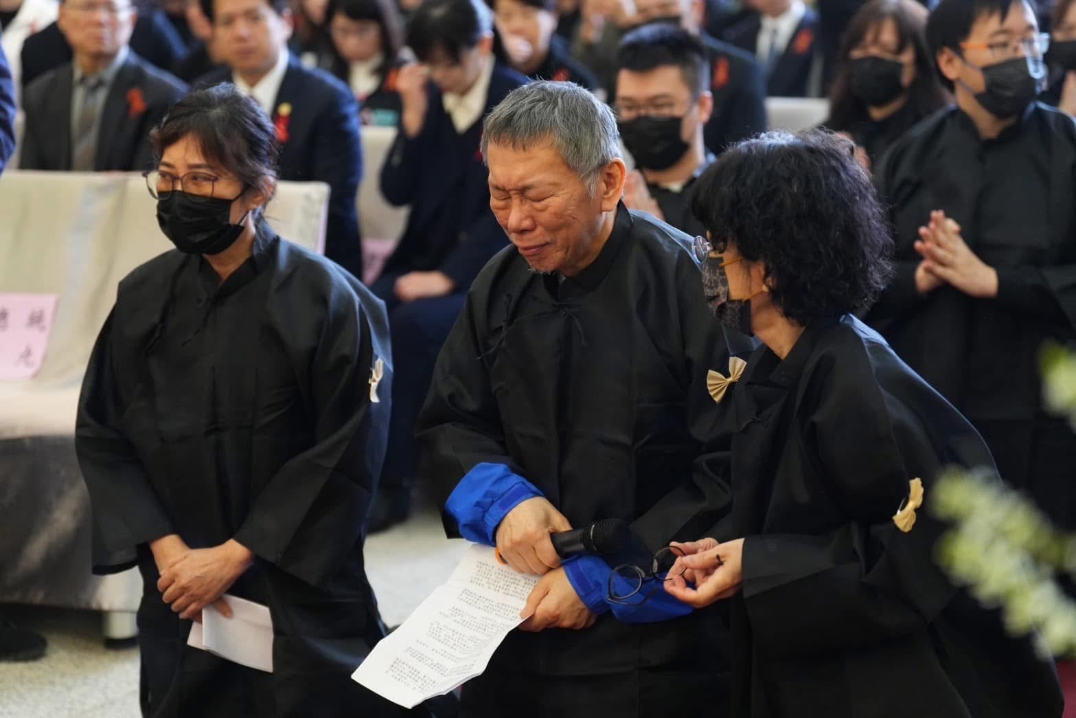 前民眾黨主席柯文哲（中）的妹妹柯美蘭（前左）證實拒絕了來自總統賴清德的花籃。圖／取自民眾黨臉書