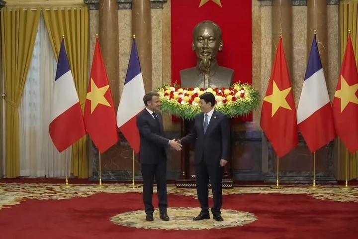 法國總統馬克宏（左）與越南國家主席梁強（右）會晤。圖/取自euronews《YouTube》官方頻道