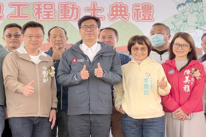 民進黨前立法委員趙天麟（前左）日前在高雄一場私人餐會中，公開表態支持同黨立委邱議瑩參選2026年高雄市長。圖／林瑞益攝