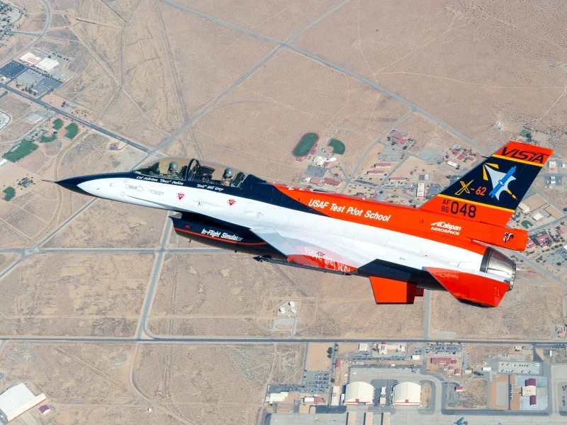 美軍首次使用X-62A無人機與F-16模擬空戰