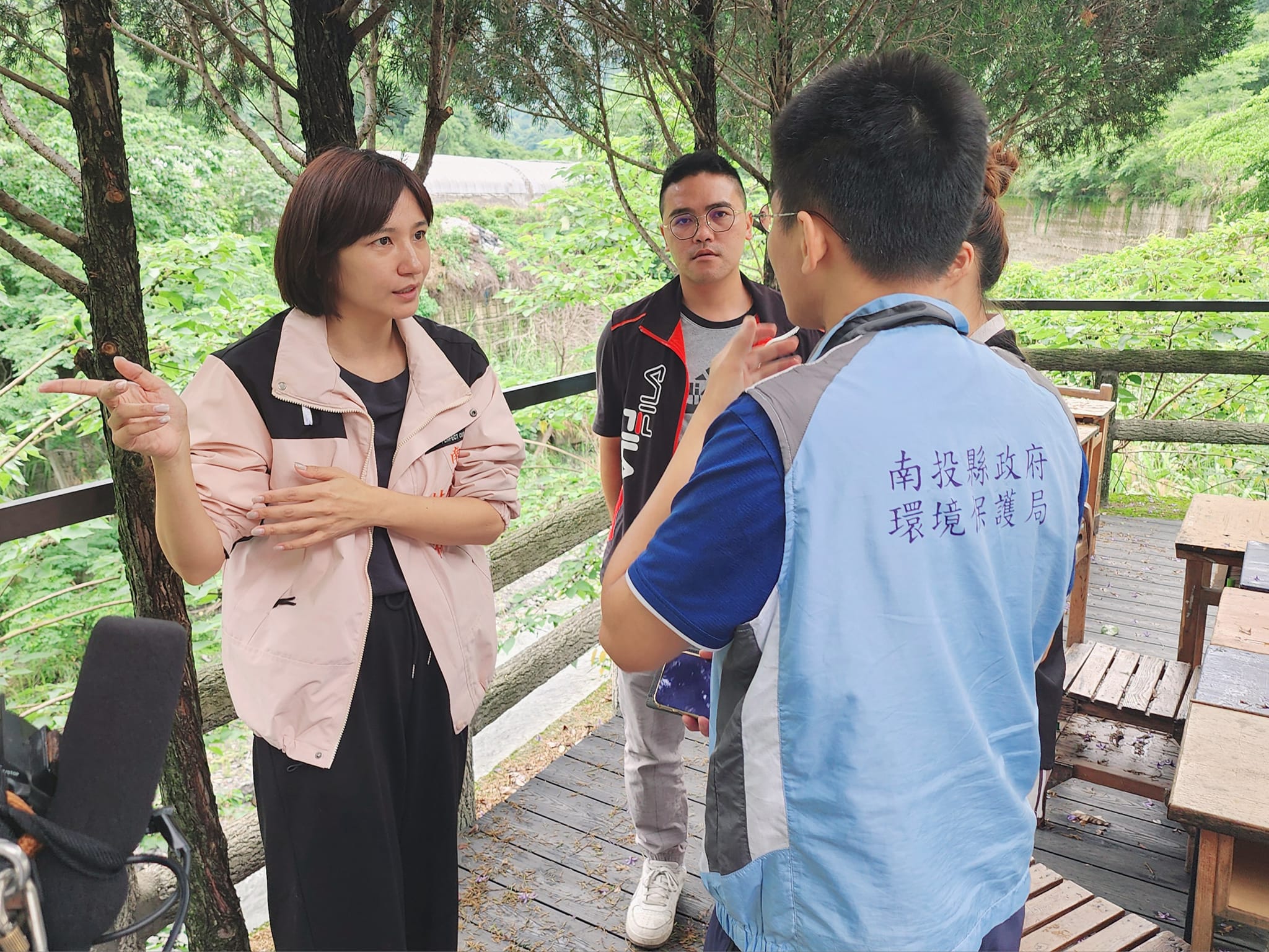 南投縣議員林庭秝（左）與環保局人員到場稽查。圖/取自林庭秝《臉書》