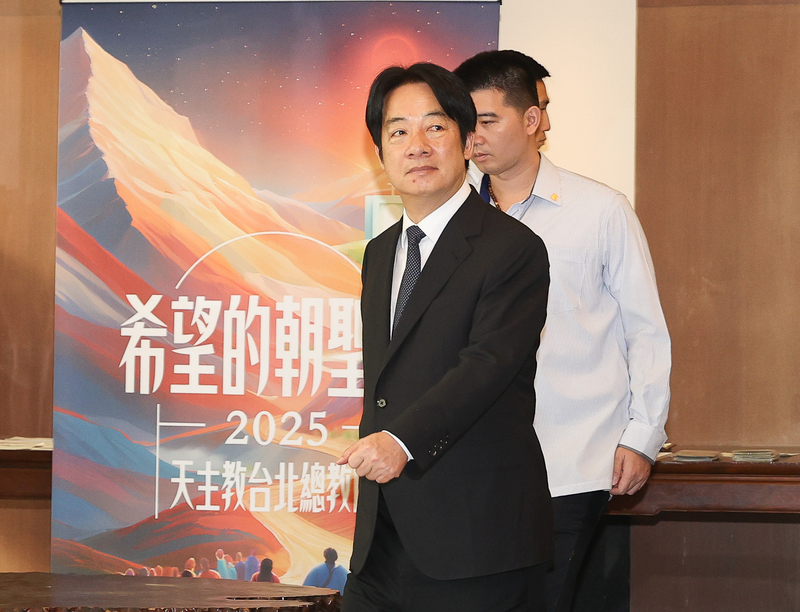 總統賴清德（前）23日赴天主教台北總主教公署，至羅馬天主教教宗方濟各（Pope Francis）靈堂追思。圖/中央社