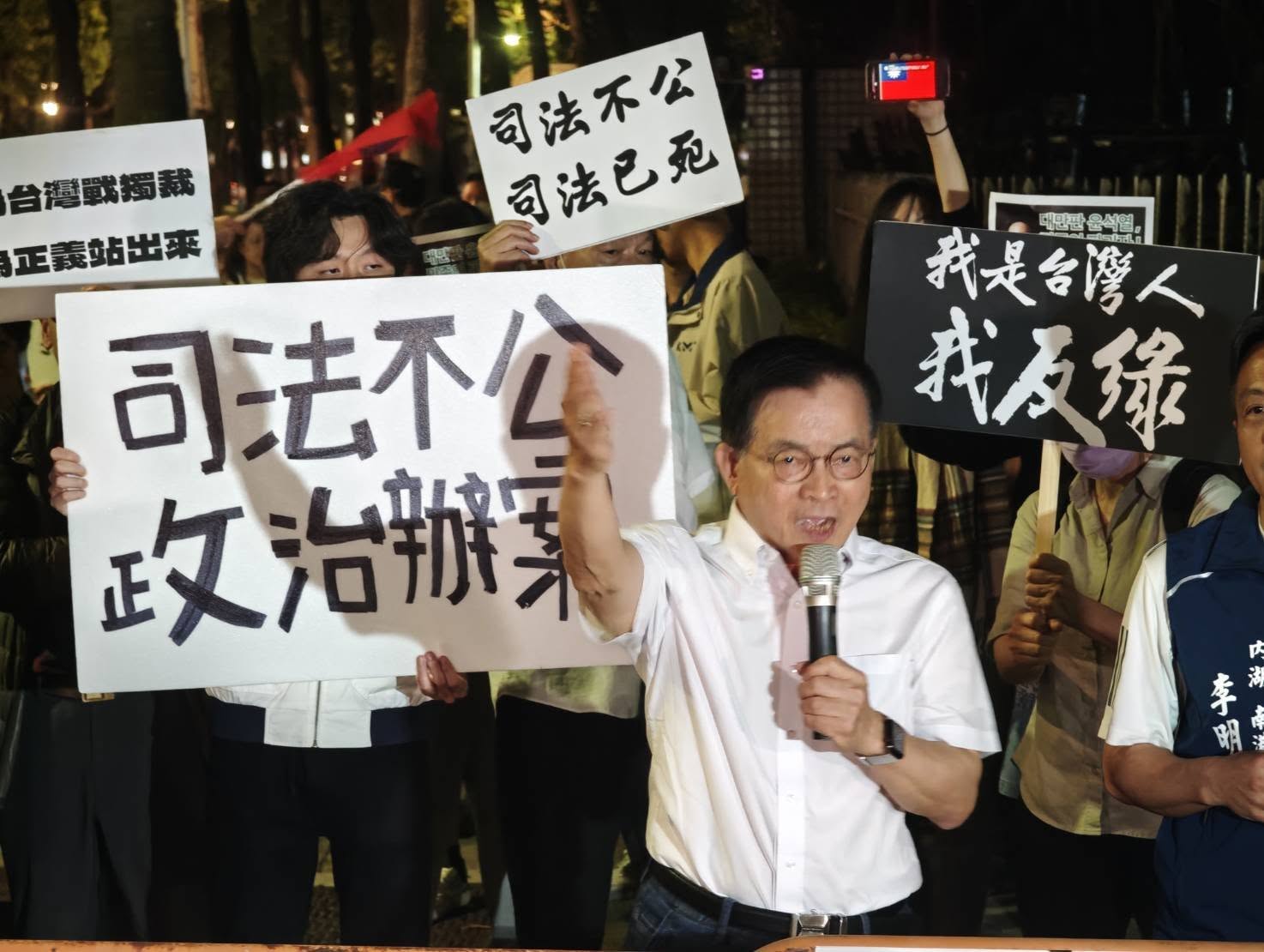 推動罷免國民黨立委賴士葆的團體自行宣布，收集到的連署書已衝過二階門檻。圖/取自賴士葆臉書