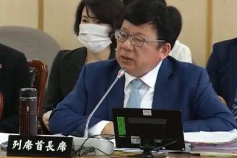 監察院秘書長李俊俋27日對於自己用公務車載寵物狗美容之事致上歉意、深切檢討，也已向監察院副院長李鴻鈞提出自請處分。圖/取自李俊俋臉書