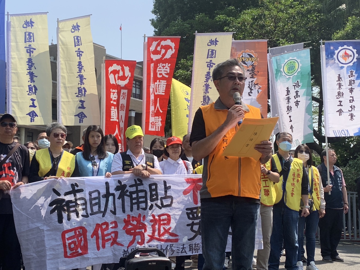 尊嚴勞動修法聯盟11日至行政院前召開「補助補貼不裁員，國假勞退要提高」記者會，要求政府各項施政措施，能夠真正達到「穩定就業市場」的目標。圖/尊嚴勞動修法聯盟提供