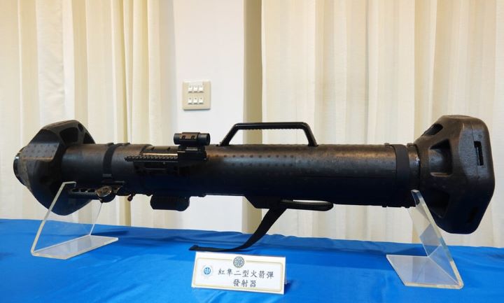 紅隼二型(室外型)的發射器與火箭彈總重7.4公斤、全長116公分,另一款加裝衝擊抑制機構模組的室內型則尚未對外公開。圖/中央社