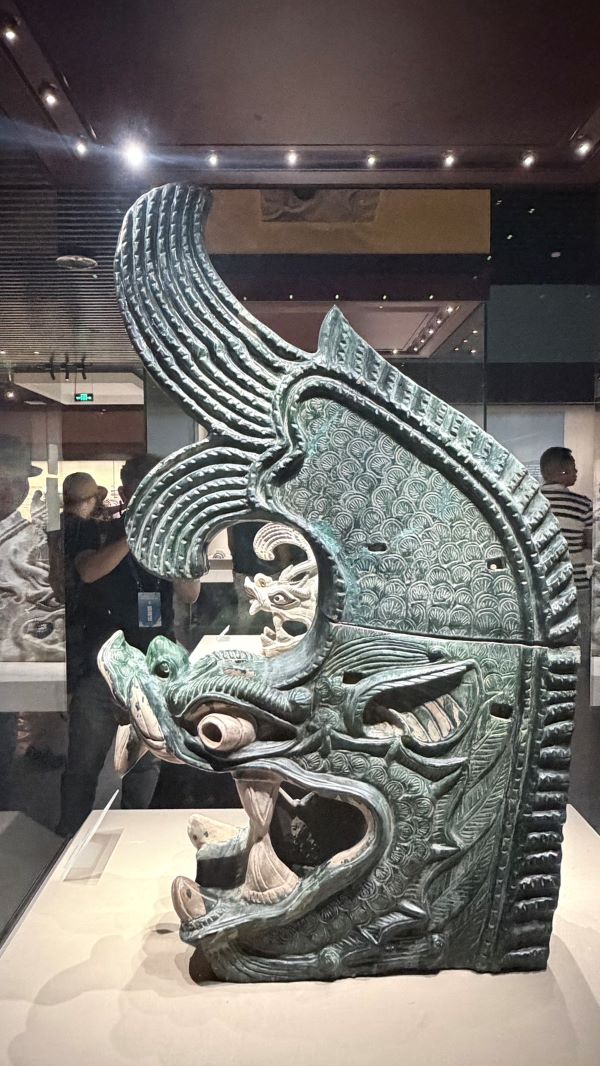 西夏陵還出土大量琉璃建築構件,包括鴟吻、屋脊裝飾及各類建築配件,顯示西夏承襲中原琉璃燒製技術,也融入自身藝術風格。圖/記者陳素貞攝