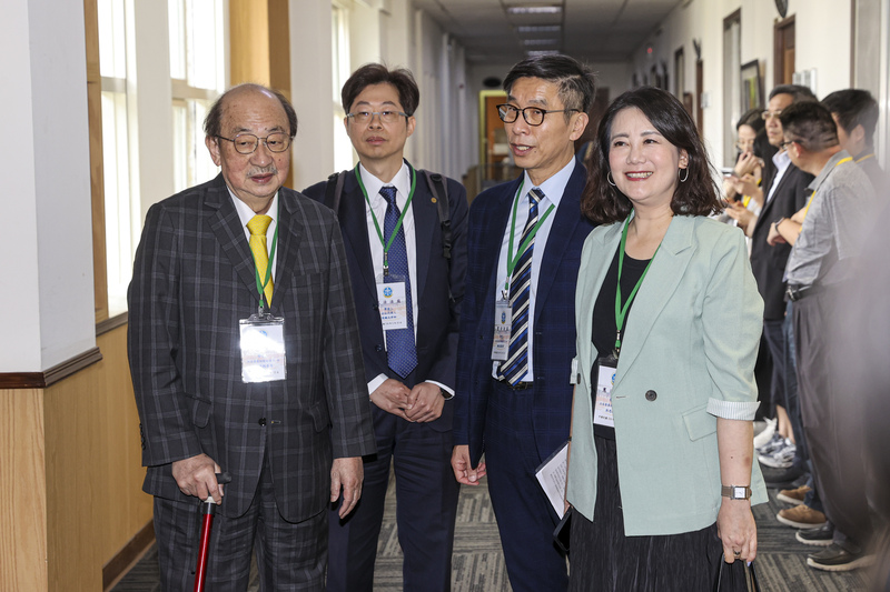 憲法法庭12日下午召開憲法訴訟法釋憲案說明會，民進黨立法院黨團總召柯建銘（左1）、幹事長吳思瑤（右1）、立委鍾佳濱（右2）等人出席並受訪。圖/中央社