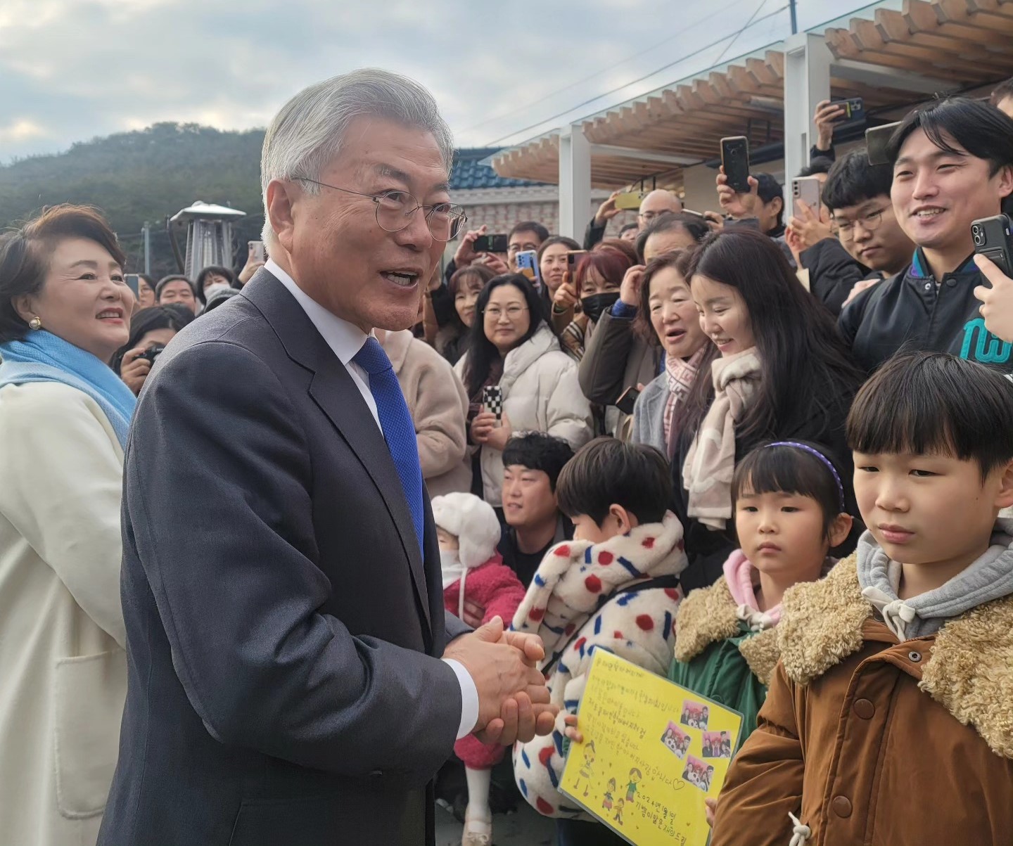 台灣有人以韓國前總統文在寅（左二）特赦他前任總統朴槿惠為例，認為有助化解社會對立。圖/取自文在寅臉書