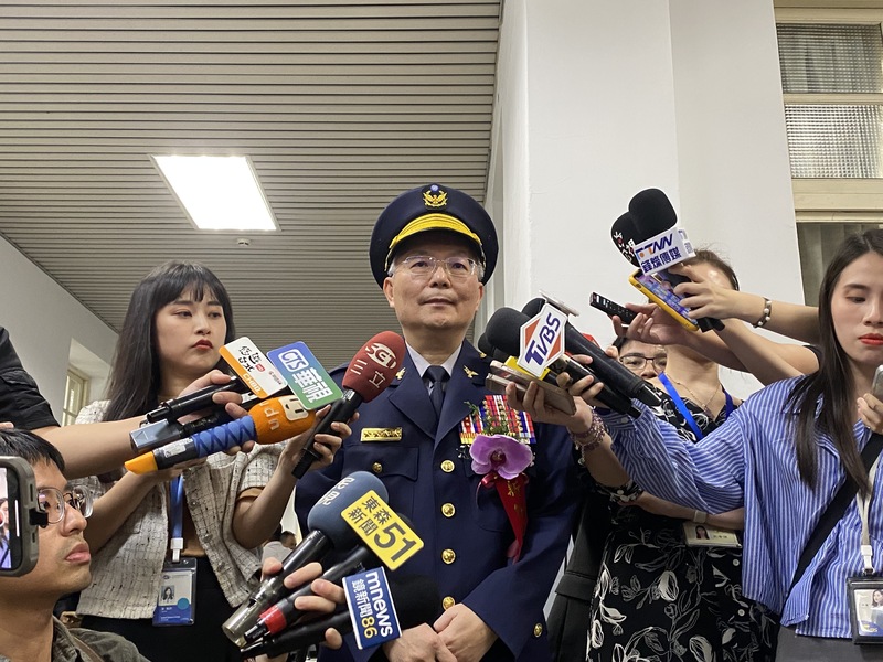 國民黨立委謝龍介要求警政署長張榮興（中）一個月內抓到通緝犯陳啟昱。圖為張榮興5月上任受訪的畫面。圖／中央社