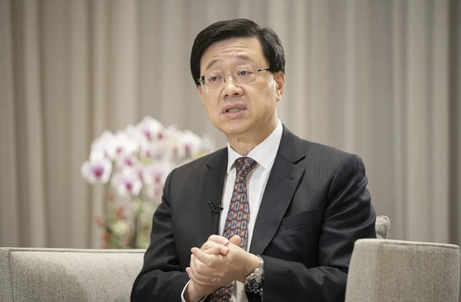 香港特首李家超出席香港媒體聯歡晚會呼籲新聞工作者團結，並斥西方政客、媒體惡意抹黑香港。圖/新華社