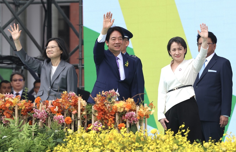 卸任總統蔡英文（左）、新任總統賴清德（中）與副總統蕭美琴（右）向觀禮民眾揮手致意。圖/中央社