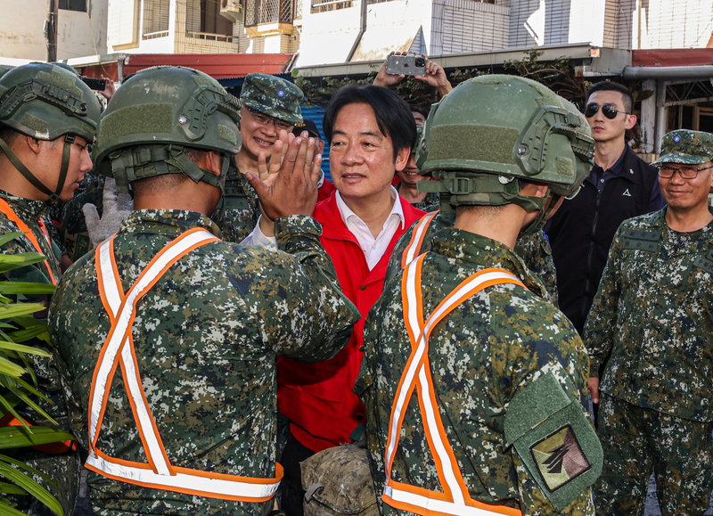 最新民調，賴總統滿意度略回升，但前往花蓮視察災情時，與國軍擊掌仍讓災民難受，畢竟災區未復區，十數具遺體仍待相驗。圖／中央社