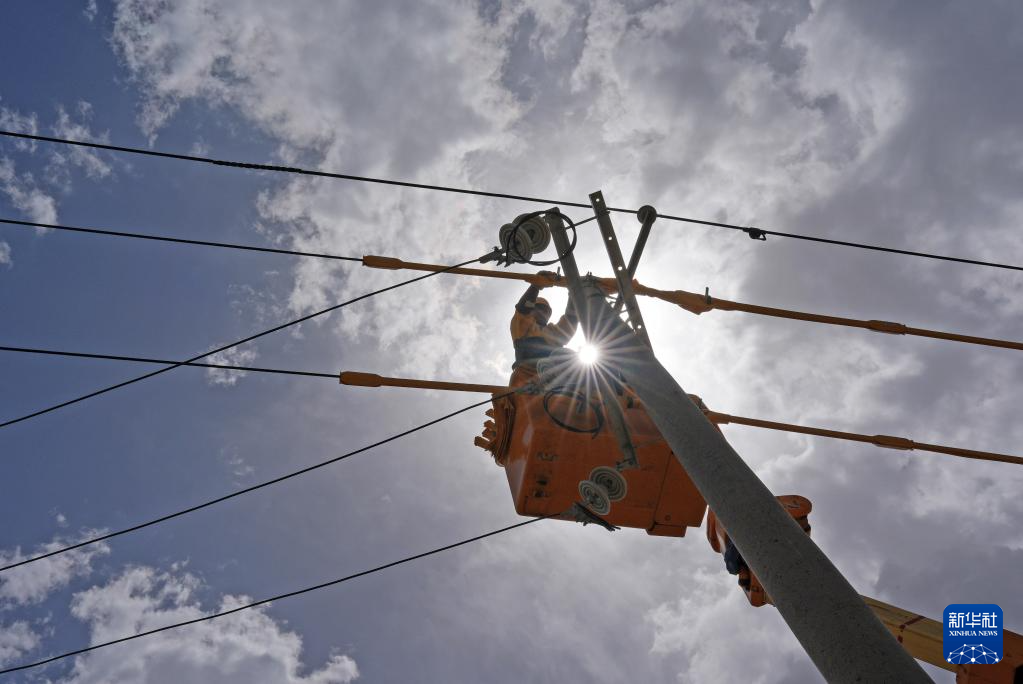 今年夏季大陸用電量暴增。圖為大陸國家網路銀川供電公司員工工作中。圖/新華網