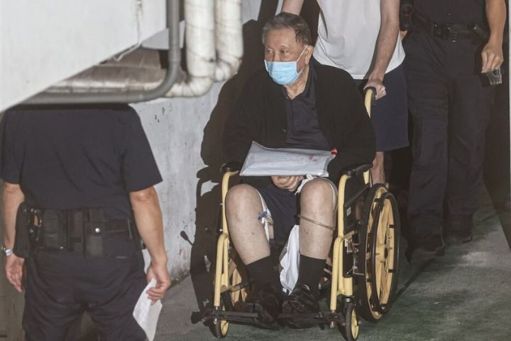 沈慶京收押中被提訊，坐著輪椅現身台北地方法院的畫面。圖/中央社