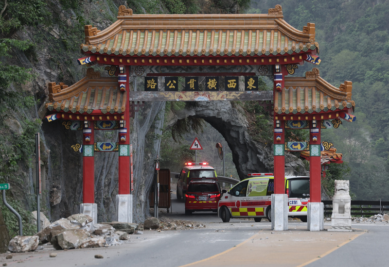 搜救人員5日上午挺進中橫山區破碎道路，並出動救護車協助受困民眾救治。圖/ 中央社