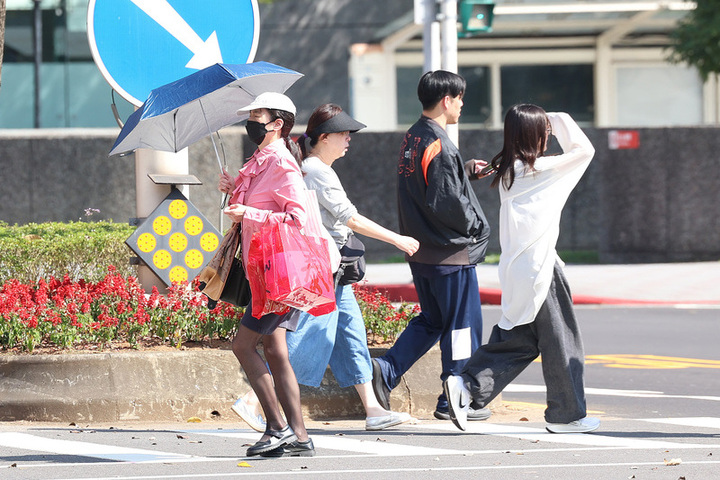 初二北部再濕涼一天　基隆北海岸防局部大雨