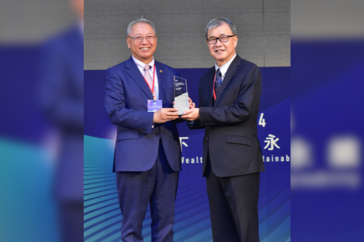 中租迪和副董事長侯明欽(左)接受教育部部長鄭英耀(右)頒發天下人才永續獎。圖/中租迪和提供