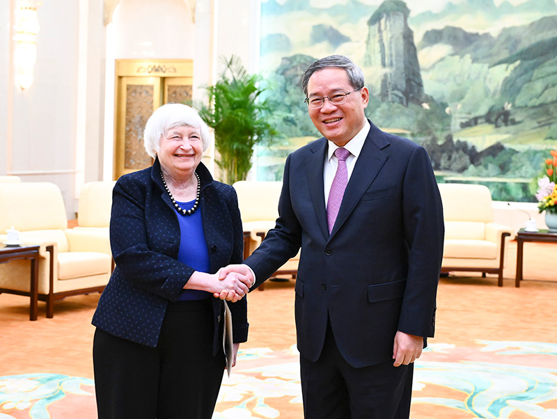 中共國務院總理李強在人民大會堂接見美國財政部長葉倫。圖/新華社
