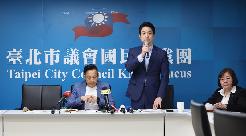罷免案涉幽靈票越演越烈，國民黨台北市黨部主委黃呂錦茹（右）遭北檢列被告約談。圖為台北市長蔣萬安（中）16日赴台北市議會國民黨團說明市府在本會期重大政策、法案及議案。圖／中央社
