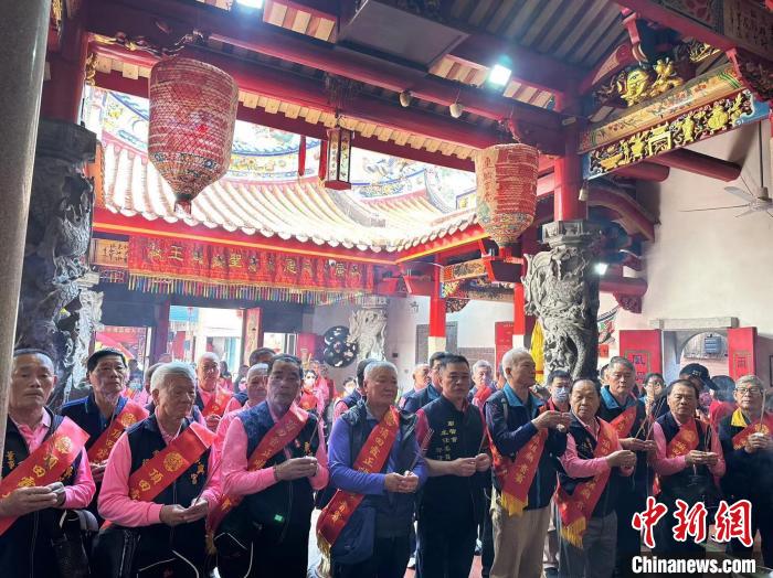 台灣參訪團一行人在福建漳州市薌城區的頂田霞正順廟進香祭拜。圖／取自中新網