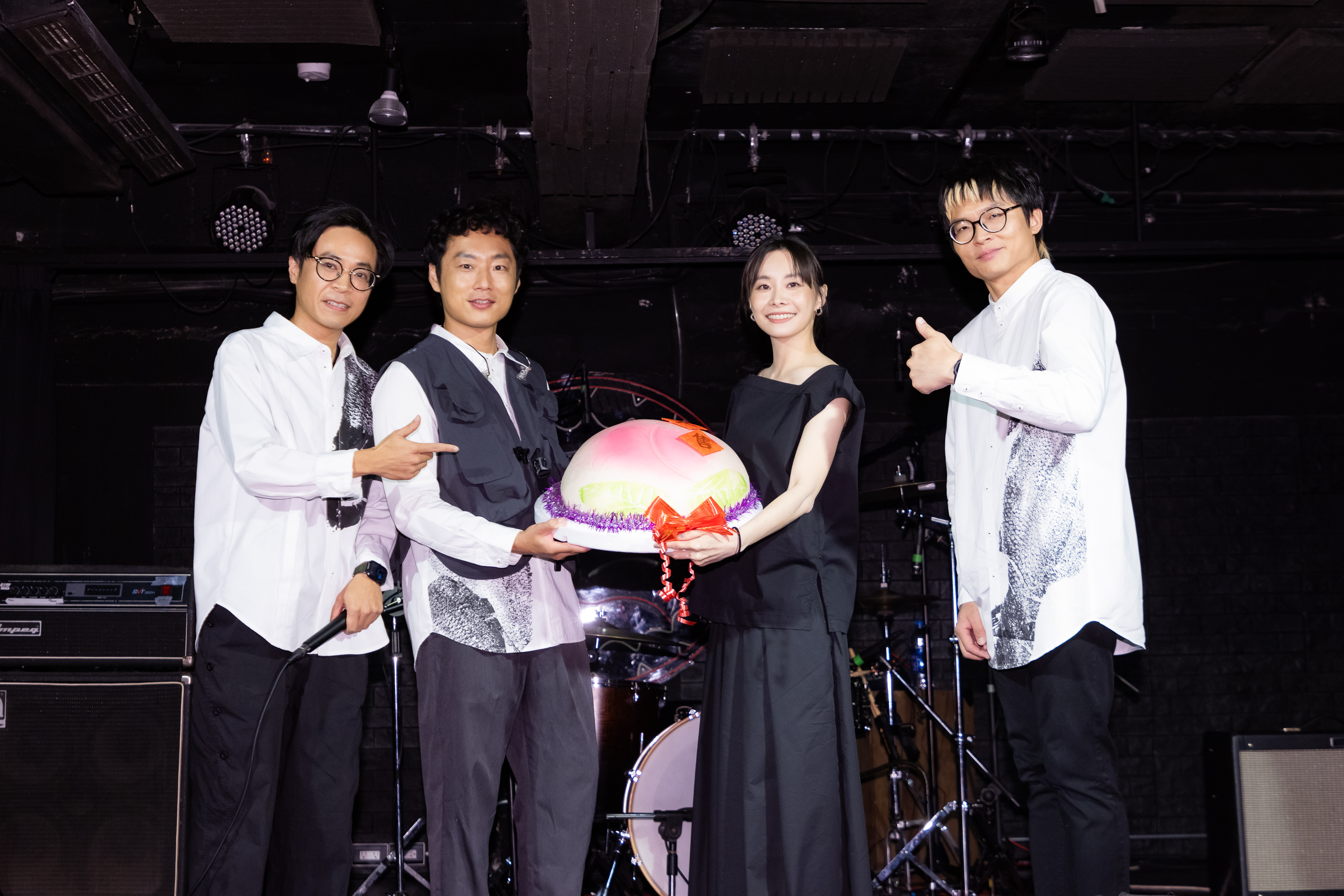 拍謝少年與金曲歌后鄭宜農交情回溯到10幾年前，他們在「噪音公寓」一起彈吉他。圖/海口味有限公司提供