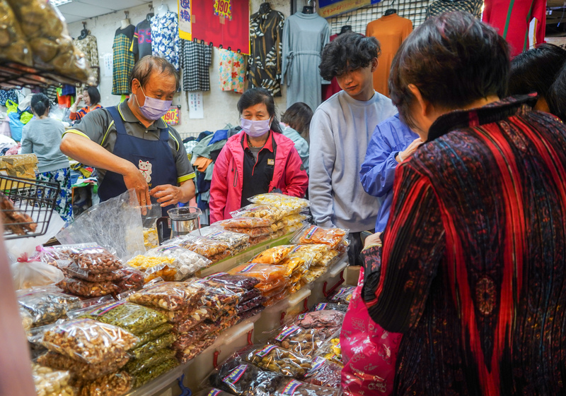 今年2月國人薪資年增率2.58％，但被物價年增率2.43％抵銷。圖為民眾下午在台北市中正區市場採買。圖/中央社