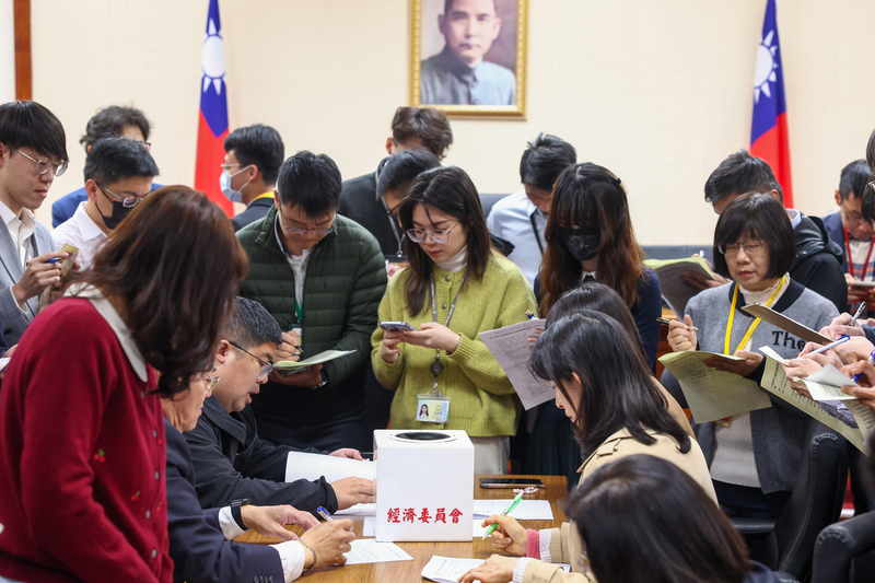 立法院新會期各常設委員會5日舉行召委選舉，8個委員會都是經推舉方式選出召委，其中經濟委員會推舉民進黨立委蔡易餘、國民黨立委謝衣鳯擔任召委，結果出爐後兩人與幕僚們一同協調議事排程。圖/中央社