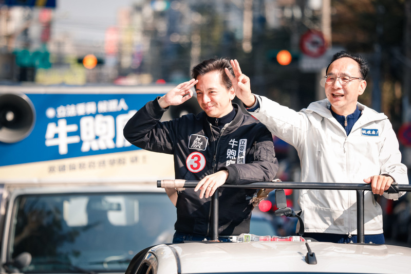 國民黨立委候選人牛煦庭晚間7點自行宣布當選,打敗民進黨立委鄭運鵬。圖/中央社