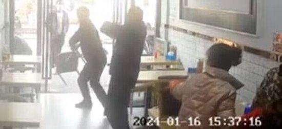 日前大陸江西傳當地管理局人員在檢查環境衛生時與商家爆發肢體衝突。圖/翻攝自大皖新聞