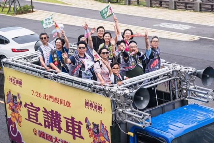 此次大罷免風暴，不少罷免團體打出「反共牌」，陸委會今天（24日）稱，大陸多地台辦動員台商回台反罷免。圖/中央社